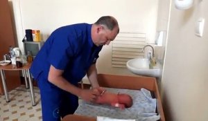 Un pédiatre russe examine un bébé