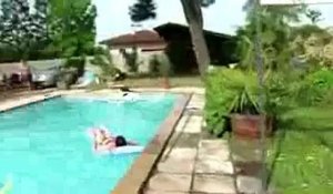 Pet foireux dans la piscine