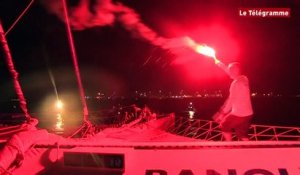 Route du Rhum. Le passage de la ligne d'arrivée de Loïck Peyron sur Banque Populaire