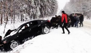 En Russie, pas besoin de tracteur pour sortir une voiture d'un fossé