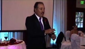 Pour le mariage de sa fille, il interprète toute une chanson en langage des signes !