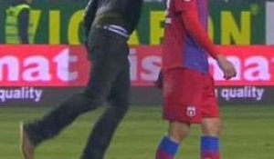 Le joueur de football roumain George Galamaz agressé par un supporter en plein match