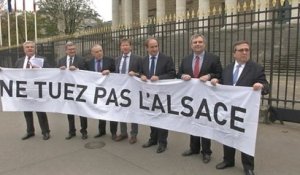 Les députés Alsaciens opposés à la réforme territoriale déploient une banderole à l'Assemblée