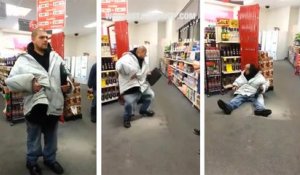 Un homme ivre vole des bouteilles d'alcool dans un magasin