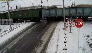 Vidéo choc : Camion sur une plaque de verglas sans un passage à niveau