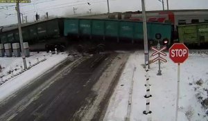 Camion VS train de marchandise : impossible de freiner sur une route glissante!