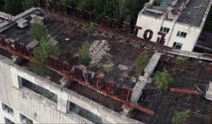 un drone survole Tchernobyl