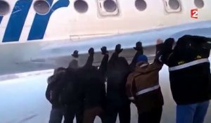 Sibérie : un avion décolle grâce à l'aide de ses passagers