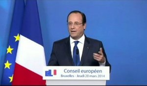 "Toute comparaison avec des dictatures est insupportable", répond Hollande