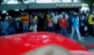 La mort de Mido Macia, attaché à une voiture de police en Afrique du Sud