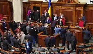Ukraine : les députés se battent au Parlement à Kiev