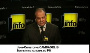 Cambadélis dénonce le "mépris" de Cameron qui critique la France