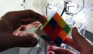 Un robot termine un rubik's cube en une seconde
