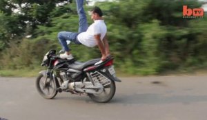 Faire des poses de Yoga sur une moto qui roule à fond!