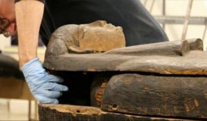 Une momie vieille de 2500 ans en réparation