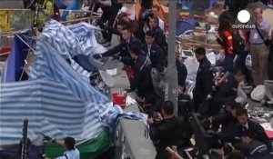 Hong Kong : la police évacue le dernier campement et interpelle les irréductibles
