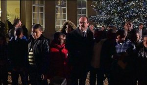 Hollande inaugure le sapin de Noël de l'Elysée sous la pluie