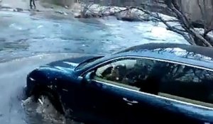 Porsche Cayenne traverse une rivière FAIL