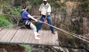 Saut à l'élastique d'une femme aux chutes Victoria