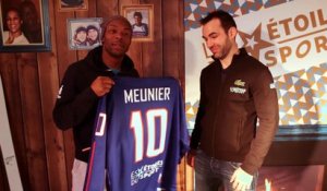 Sylvain Wiltord remet le nouveau maillot Oxelo des Bleus à Laurent Meunier