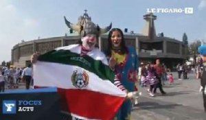 Parade de clowns dans les rues de Mexico
