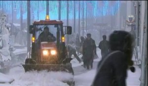 Une tempête de neige paralyse la circulation à Moscou