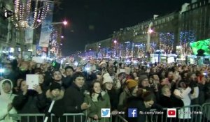 Feu d'artifice et spectacle lumineux sur les Champs Elysées