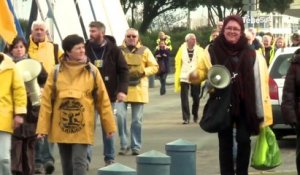 Tarifs insulaires. Cirés jaunes : soutien devant  l'hôtel de police de Lorient
