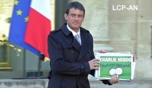 Manuel Valls arbore Charlie Hebdo à la sortie du conseil des ministres