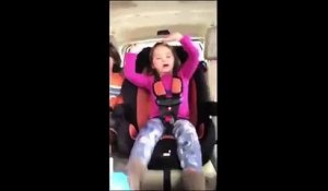 Elle filme ses enfants en conduisant et BIMMM : gros crash!