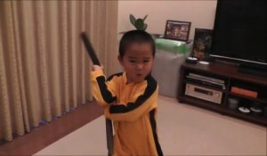 Un enfant de 4 ans manie le nunchaku comme un vrai petit Bruce Lee