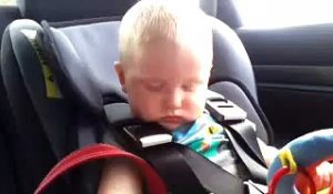 Un bébé lutte contre le sommeil