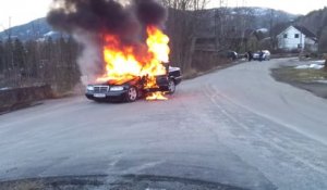 Intervention de pompiers qui tourne mal : une voiture en feu explose!