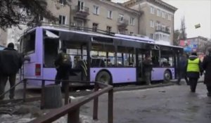 13 morts à un arrêt de trolleybus touché par un obus à Donetsk
