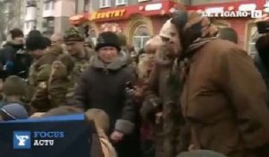 Ukraine: la foule pro-russe s'en prend à des prisonniers