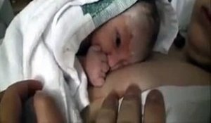 Bébé fait son premier doigt d'honneur!