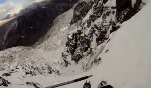 Caméra embarquée : un alpiniste chute d'une montagne