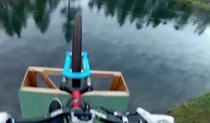 Jump BMX dans la rivière en GoPro