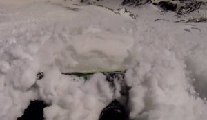 Ce snowboardeur s'est retrouvé piégé dans une double avalanche, la vidéo complète