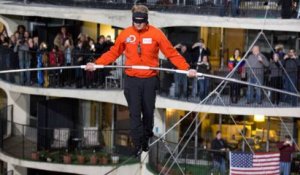 Nik Wallenda relie les plus hauts buildings de Chicago les yeux bandés