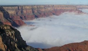 Le Grand Canyon rempli de nuages lors d'un phénomène météo rare