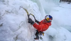 Un homme escalade les chutes du Niagara gelées par le froid