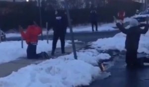Un policier de NY sort son arme pour stopper une bataille de boule de neige : bavure!