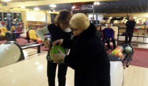 Une mamie fait un strike au bowling alors que c'est la première fois qu'elle joue!