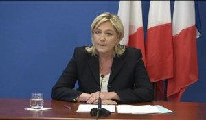 "Moi, la république je l'ai solidement accrochée au coeur", répond Le Pen à Hollande
