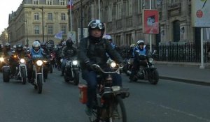 Paris: plus de 3.000 motards manifestent contre le plan antipollution