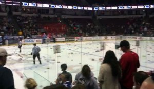 Hockey sur glace - Les supporters lancent leurs sous-vêtements sur la glace