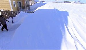 Un homme creuse un tunnel sous la neige pour atteindre sa voiture...