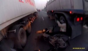 Un motard très chanceux échappe à la mort à 2 reprises presque écrasé par 2 camions!