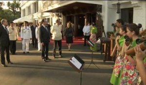 Hollande accueilli aux Philippines sur un air de Joe Dassin au xylophone
